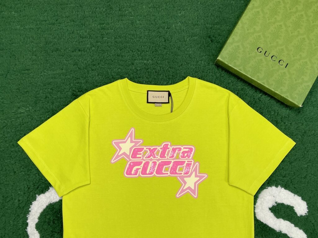 Gucci 구찌 24SS 엑스트라 구찌 프린트 반팔 티셔츠 “2COLOR” 레플리카 14번 이미지 - 의류 | 세미샵 레플리카 사이트