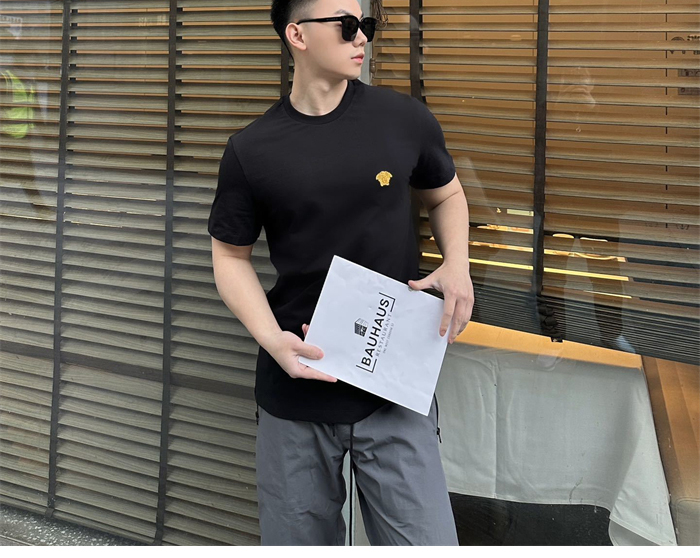 베르사체 25SS 메두사 패치 반팔 티셔츠（세븐） - 상세 이미지