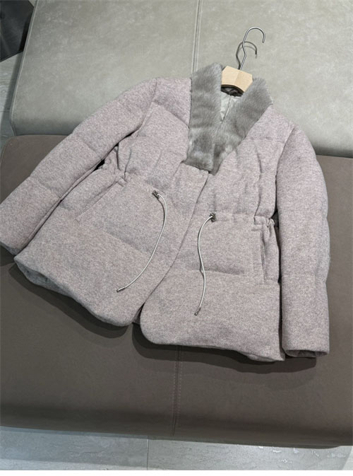 로로피아나 24FW 로고 패치 밍크퍼 구스다운 패딩 점퍼 - 상세 이미지