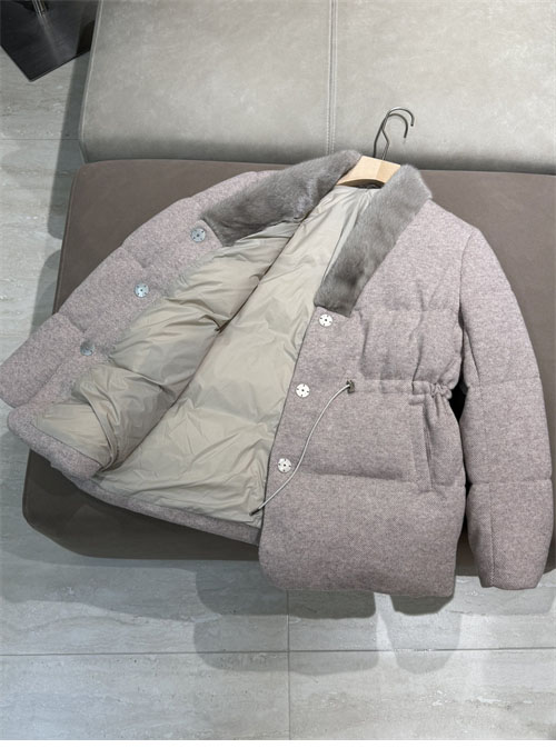 로로피아나 24FW 로고 패치 밍크퍼 구스다운 패딩 점퍼 - 상세 이미지