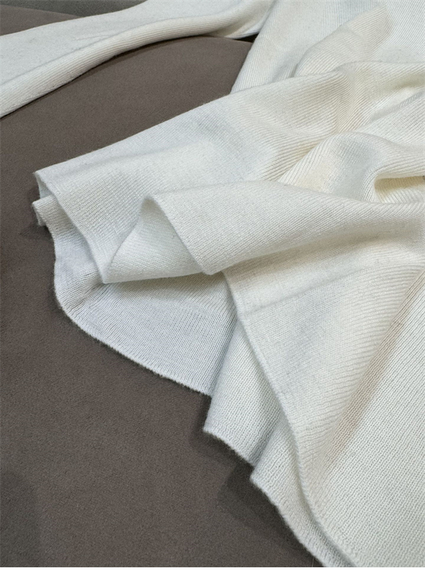 로로피아나 babycashmere 라운드넥 니트 스웨터 - 상세 이미지