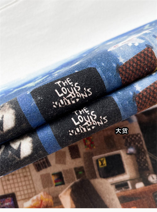 루이비통 23AW LV Teen Bedroom 프린트 반팔 티셔츠 - 상세 이미지