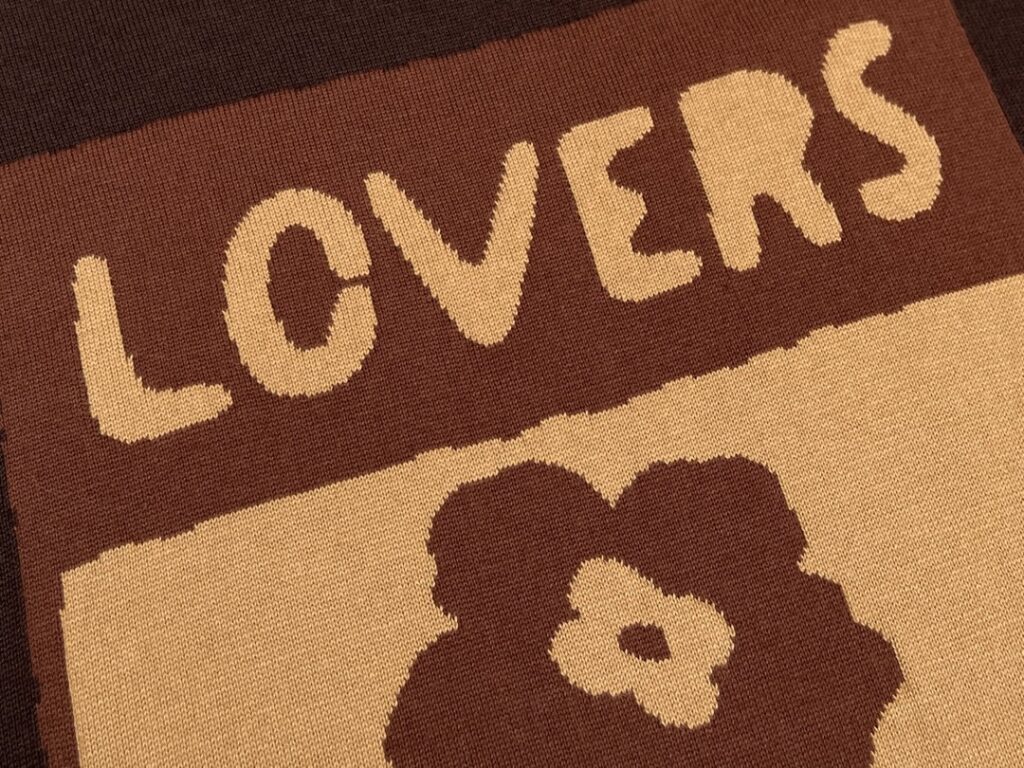 루이비통 24SS LV 로고 트렁크 니트 반팔티셔츠 브라운 - 상세 이미지
