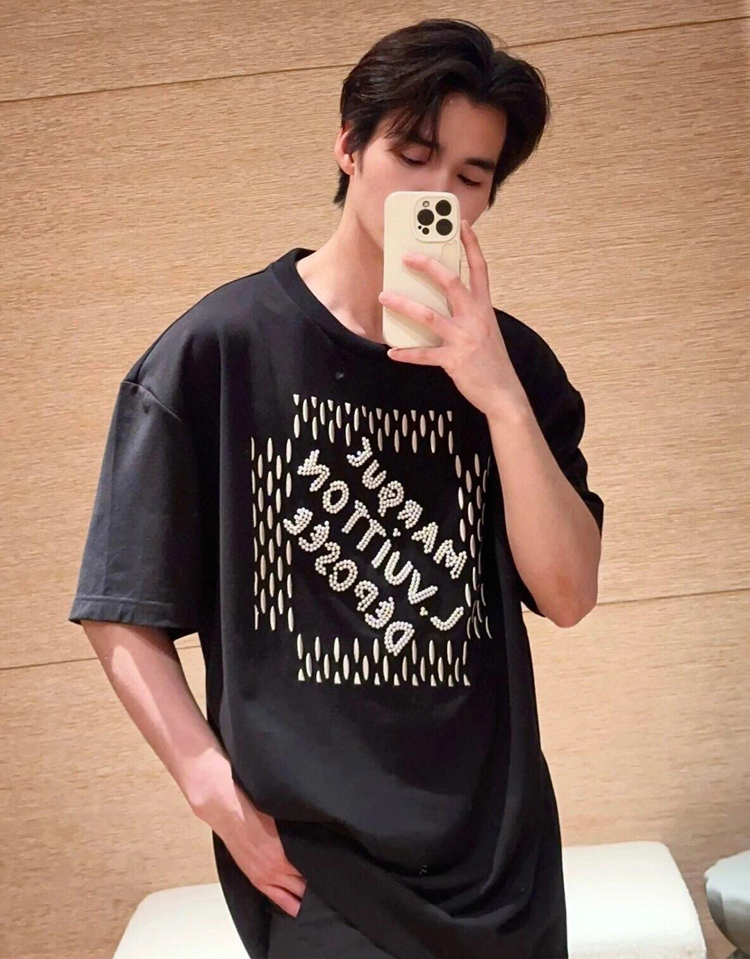 루이비통 24SS 엠브로이더드 시그니처 비즈 디테일 반팔 티셔츠 블랙 - 상세 이미지