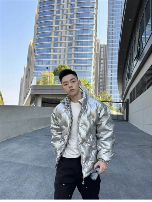 Louis Vuitton 루이비통 메탈릭 모노그램 플라워스 리버서블 퍼퍼 재킷 1AAA6G 레플리카 5번 이미지 - 의류 | 세미샵 레플리카 사이트