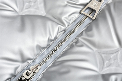 Louis Vuitton 루이비통 메탈릭 모노그램 플라워스 리버서블 퍼퍼 재킷 1AAA6G 레플리카 12번 이미지 - 의류 | 세미샵 레플리카 사이트