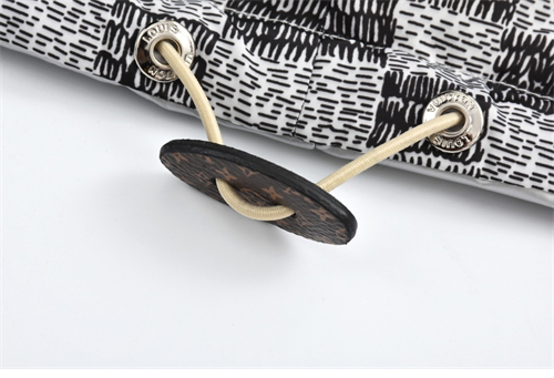 Louis Vuitton 루이비통 메탈릭 모노그램 플라워스 리버서블 퍼퍼 재킷 1AAA6G 레플리카 15번 이미지 - 의류 | 세미샵 레플리카 사이트