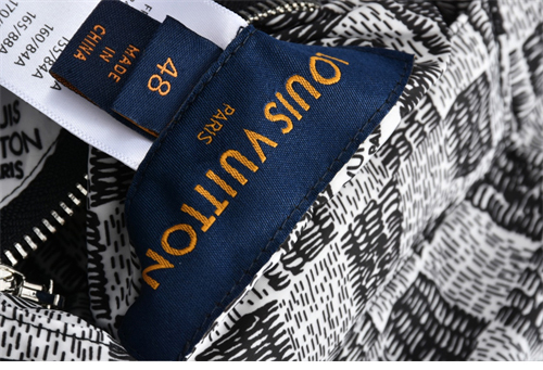 Louis Vuitton 루이비통 메탈릭 모노그램 플라워스 리버서블 퍼퍼 재킷 1AAA6G 레플리카 16번 이미지 - 의류 | 세미샵 레플리카 사이트