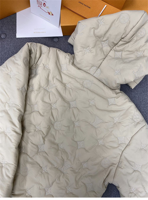 루이비통 루이비통 모노그램 퀼티드 나일론 후드 블루종 레플리카 3번 이미지 - 의류 | 세미샵 레플리카 사이트