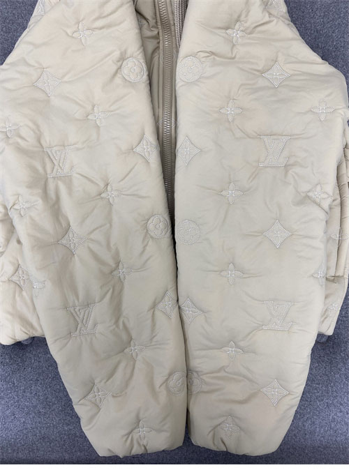 루이비통 루이비통 모노그램 퀼티드 나일론 후드 블루종 레플리카 8번 이미지 - 의류 | 세미샵 레플리카 사이트