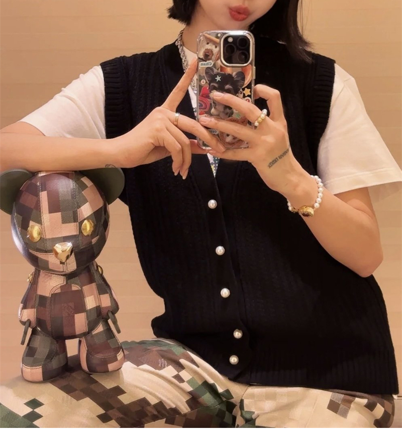 Louis Vuitton 루이비통 블랙 V넥 니트 베스트 레플리카 3번 이미지 - 의류 | 세미샵 레플리카 사이트