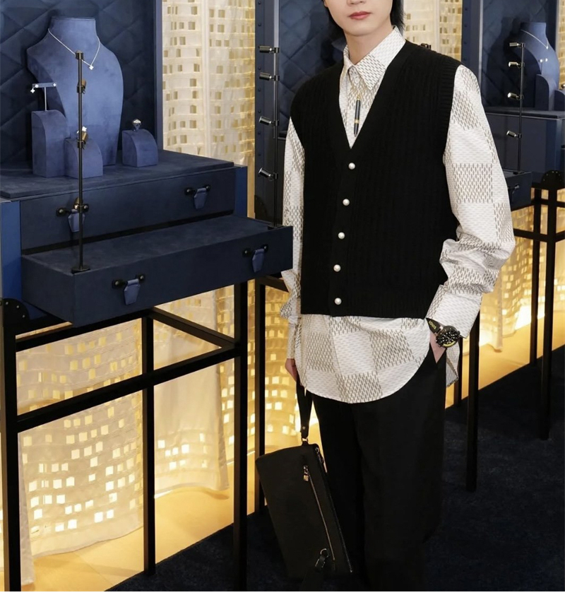 Louis Vuitton 루이비통 블랙 V넥 니트 베스트 레플리카 5번 이미지 - 의류 | 세미샵 레플리카 사이트