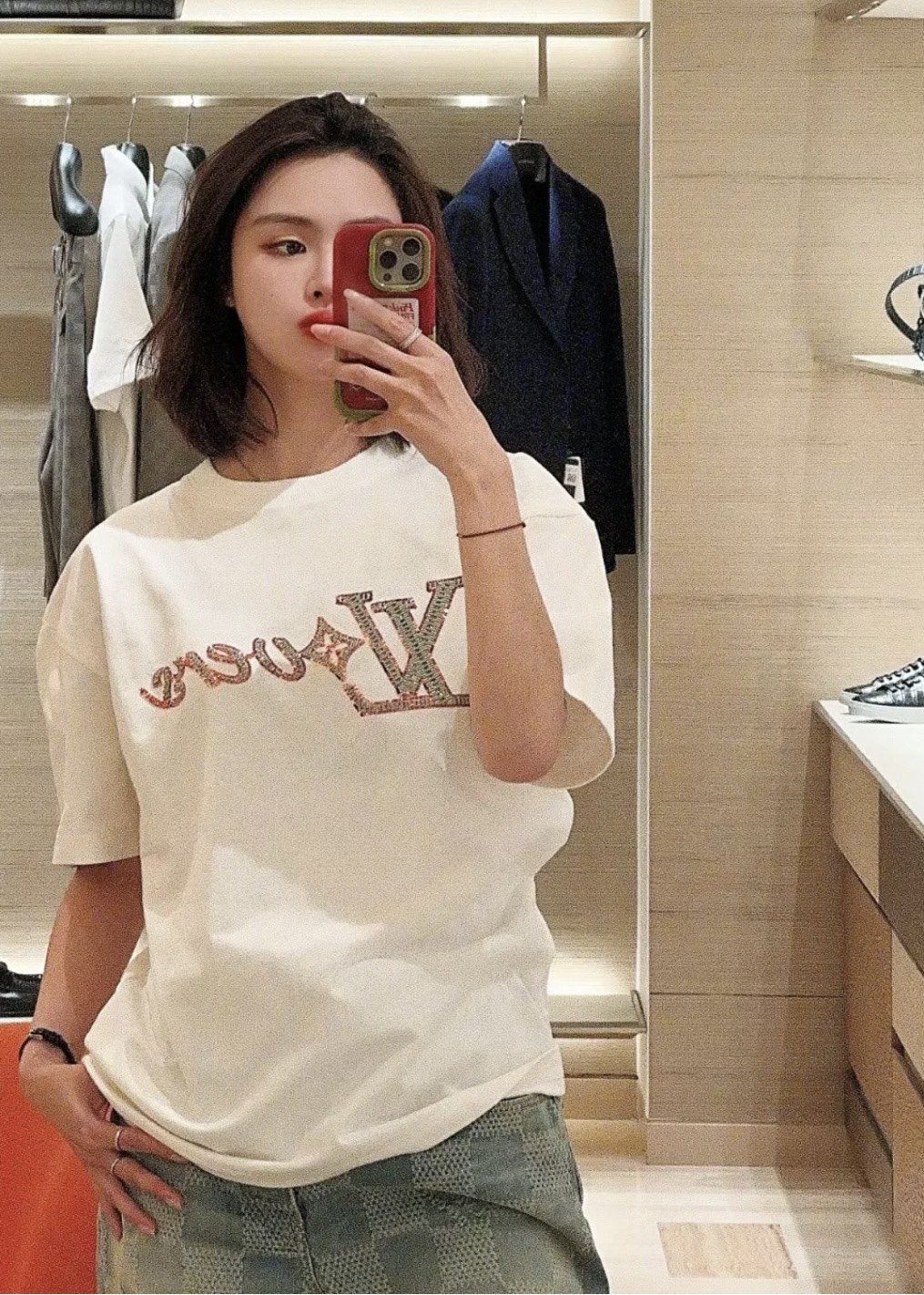 루이비통 비즈 시퀸 LV러버스 시그니처 오가닉 코튼 레귤러핏 반팔 티셔츠 - 상세 이미지