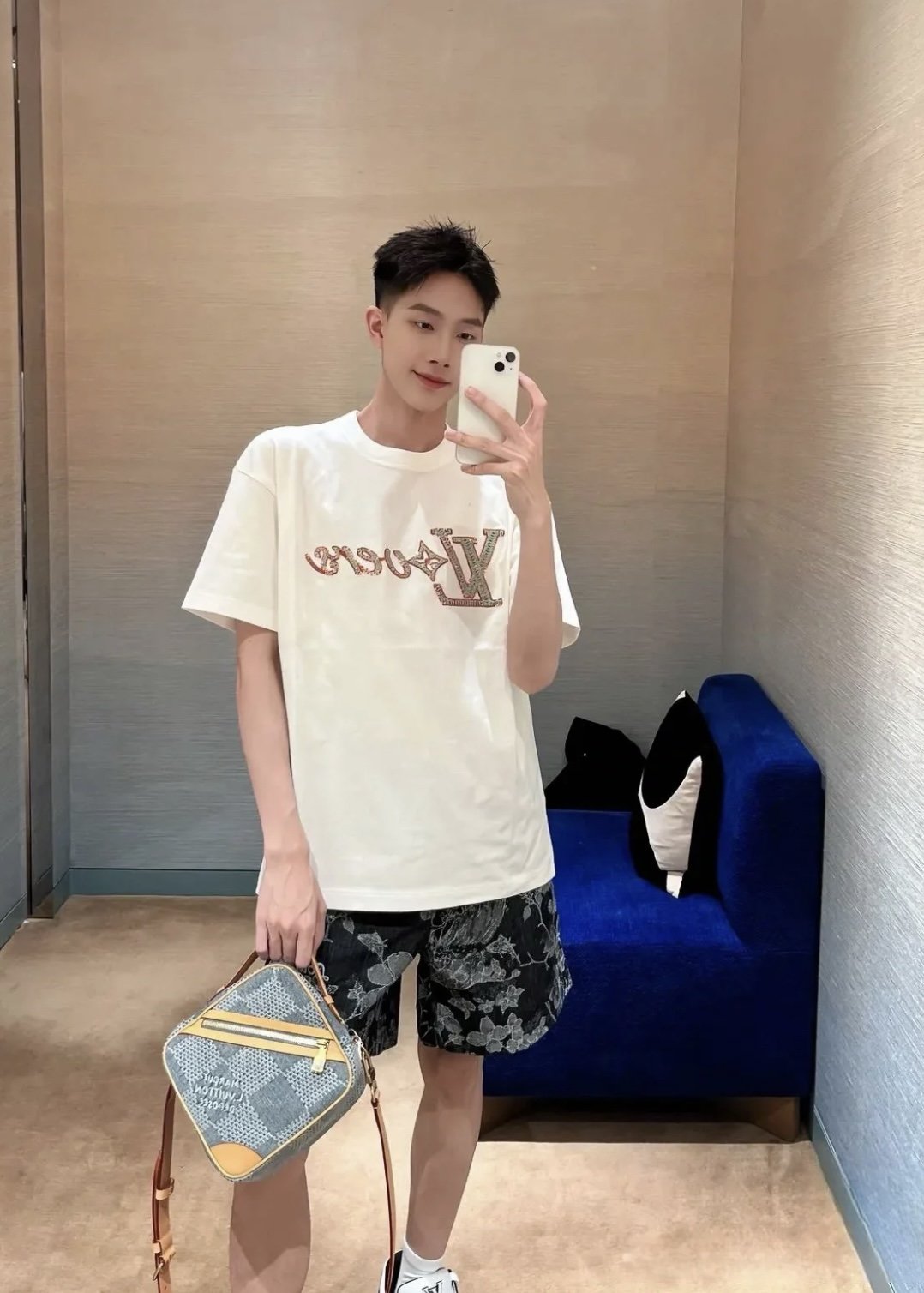 루이비통 비즈 시퀸 LV러버스 시그니처 오가닉 코튼 레귤러핏 반팔 티셔츠 - 상세 이미지