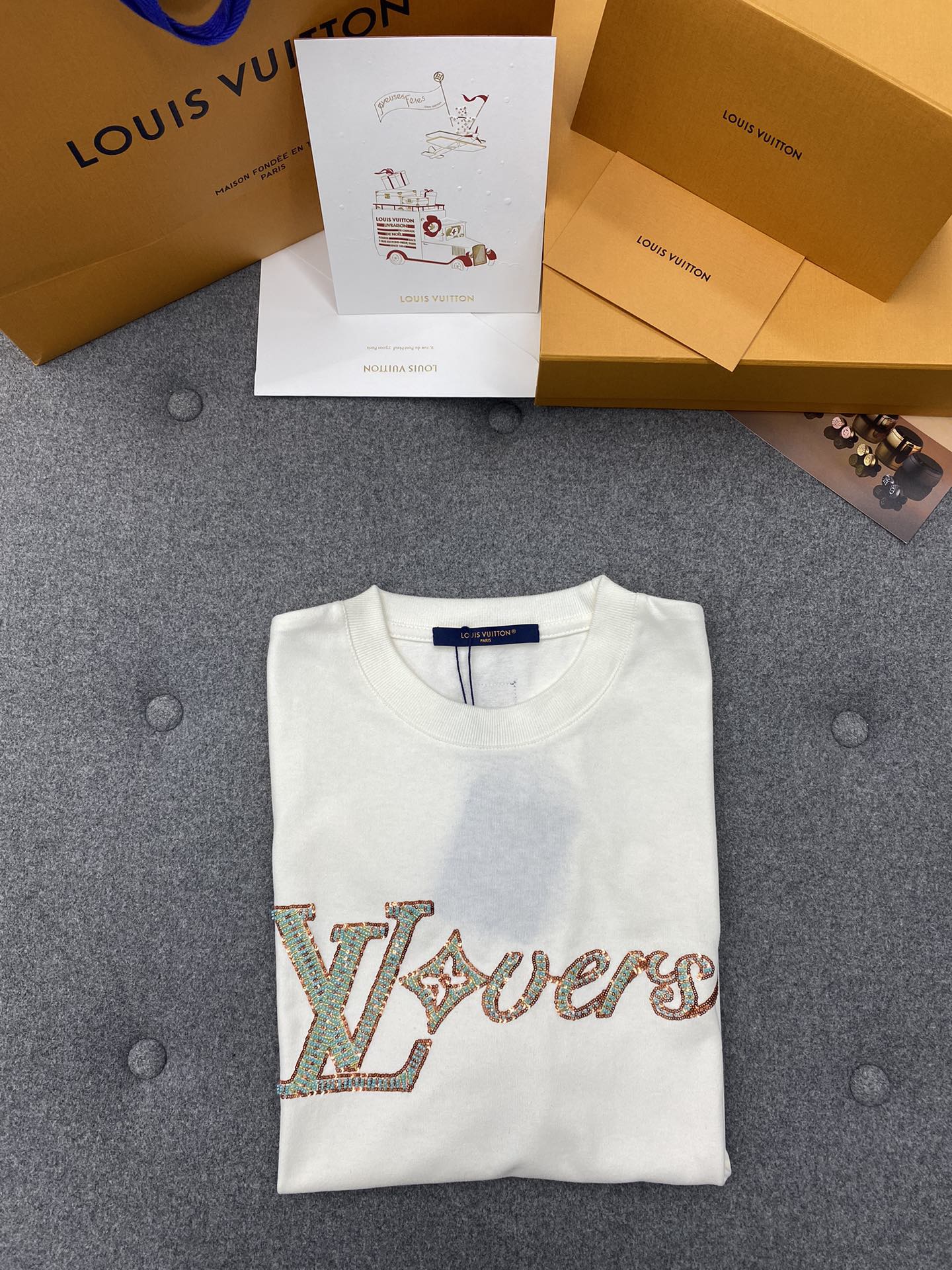 루이비통 비즈 시퀸 LV러버스 시그니처 오가닉 코튼 레귤러핏 반팔 티셔츠 - 상세 이미지