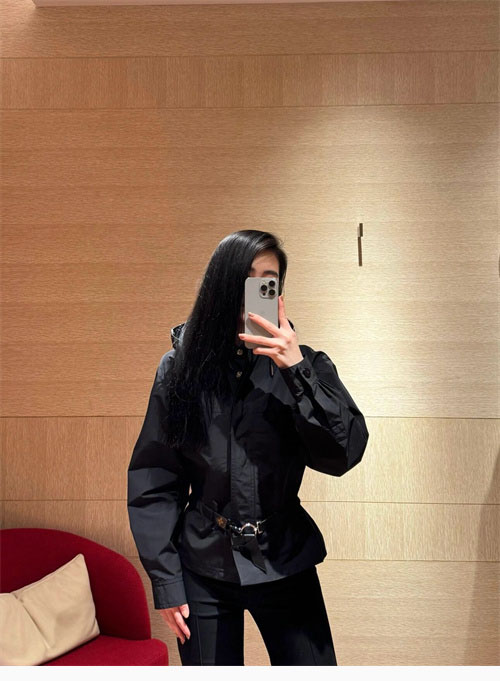 Louis Vuitton 루이비통 숏 후드 파카 블랙 레플리카 12번 이미지 - 의류 | 세미샵 레플리카 사이트