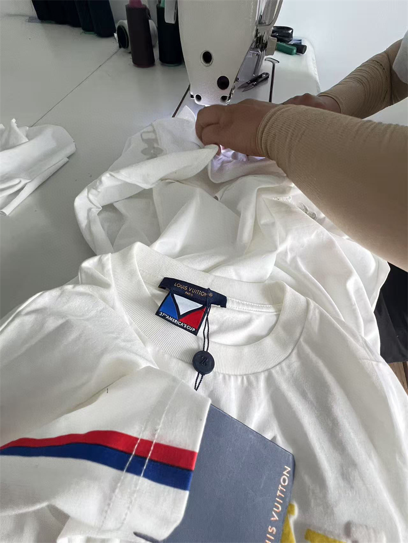 루이비통 아메리카 컵 그래픽 LV 반팔 티셔츠（세븐） - 상세 이미지