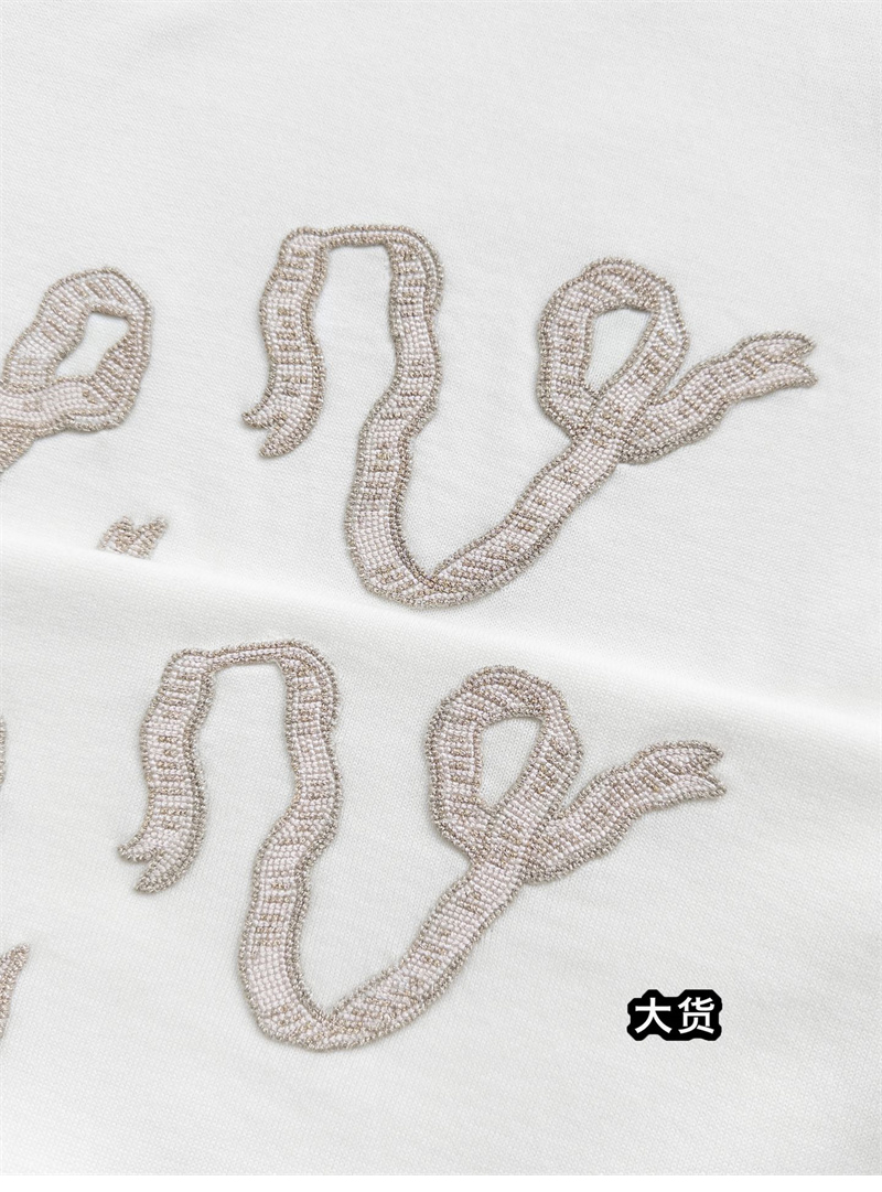 루이비통 엠벨리시드 LV 리본 반팔 티셔츠 - 상세 이미지