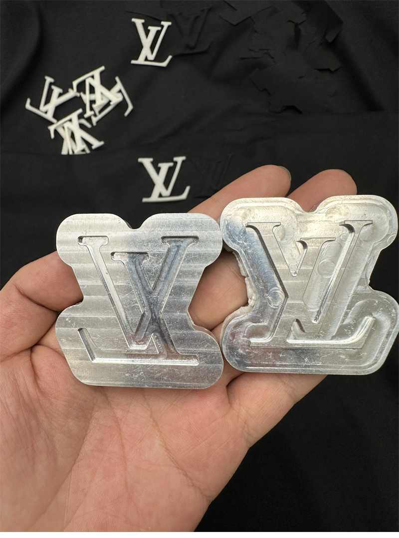 루이비통 엠보스드 LV 티셔츠 - 상세 이미지