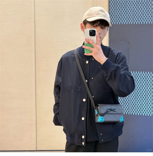 루이비통 엠브로이더드 LV 러버 블루종 자켓 - 상세 이미지