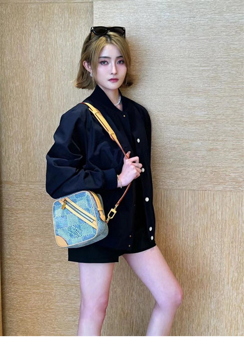 루이비통 엠브로이더드 LV 러버 블루종 자켓 - 상세 이미지