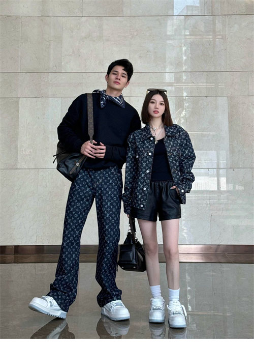 루이비통 엠브로이더드 LV 아라베스크 크루넥 맨투맨 - 상세 이미지