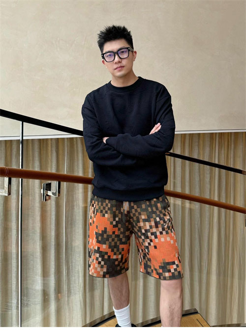 루이비통 엠브로이더드 LV 아라베스크 크루넥 맨투맨 - 상세 이미지
