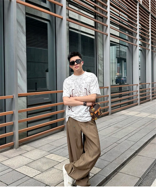 루이비통 엠브로이더드 LV로고 프린팅 반팔 티셔츠 (세븐) - 상세 이미지