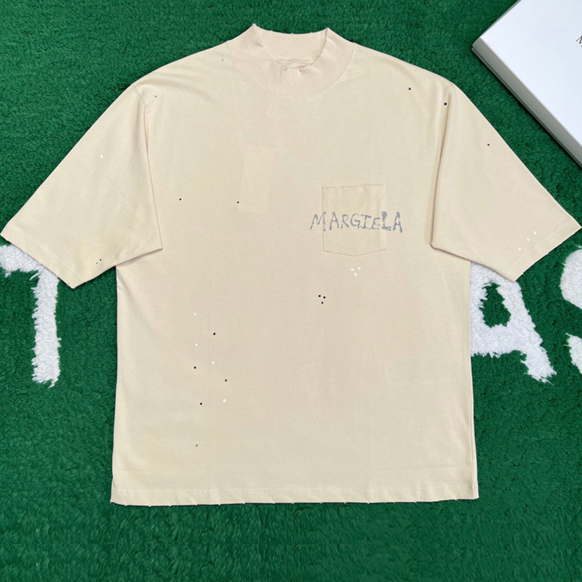 마르지엘라 24SS 페인팅 로고 반팔 티셔츠 베이지