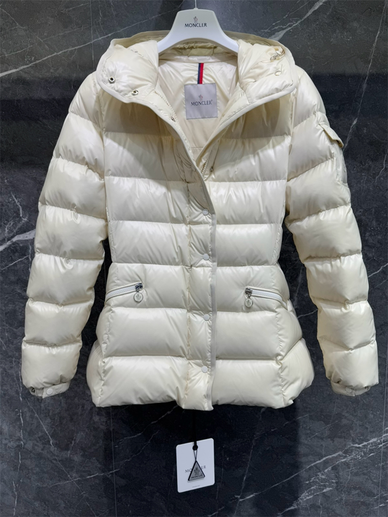 Moncler 몽클레어 Barante 바란테 후드 숏 다운 패딩 자켓 레플리카 16번 이미지 - 의류 | 세미샵 레플리카 사이트