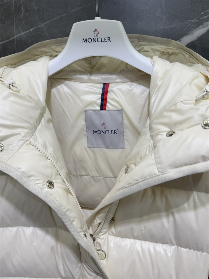 Moncler 몽클레어 Barante 바란테 후드 숏 다운 패딩 자켓 레플리카 17번 이미지 - 의류 | 세미샵 레플리카 사이트