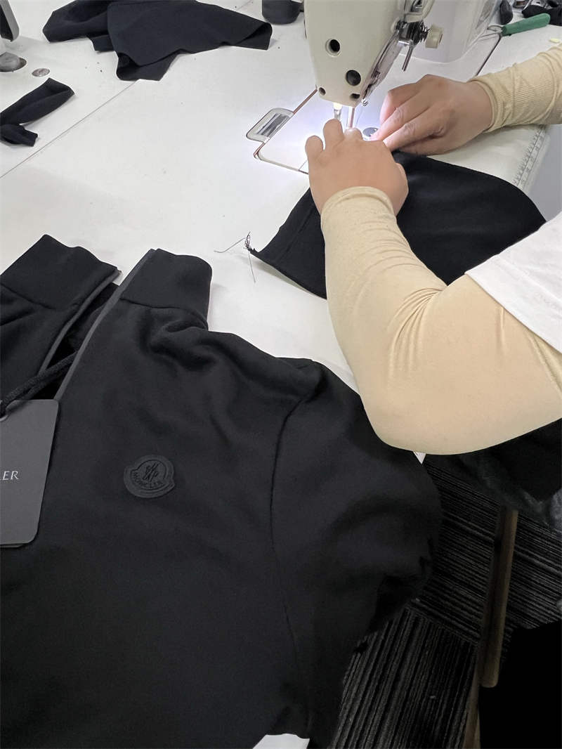 Moncler 몽클레어 블랙 와펜 아플리케 집업 자켓 레플리카 27번 이미지 - 의류 | 세미샵 레플리카 사이트