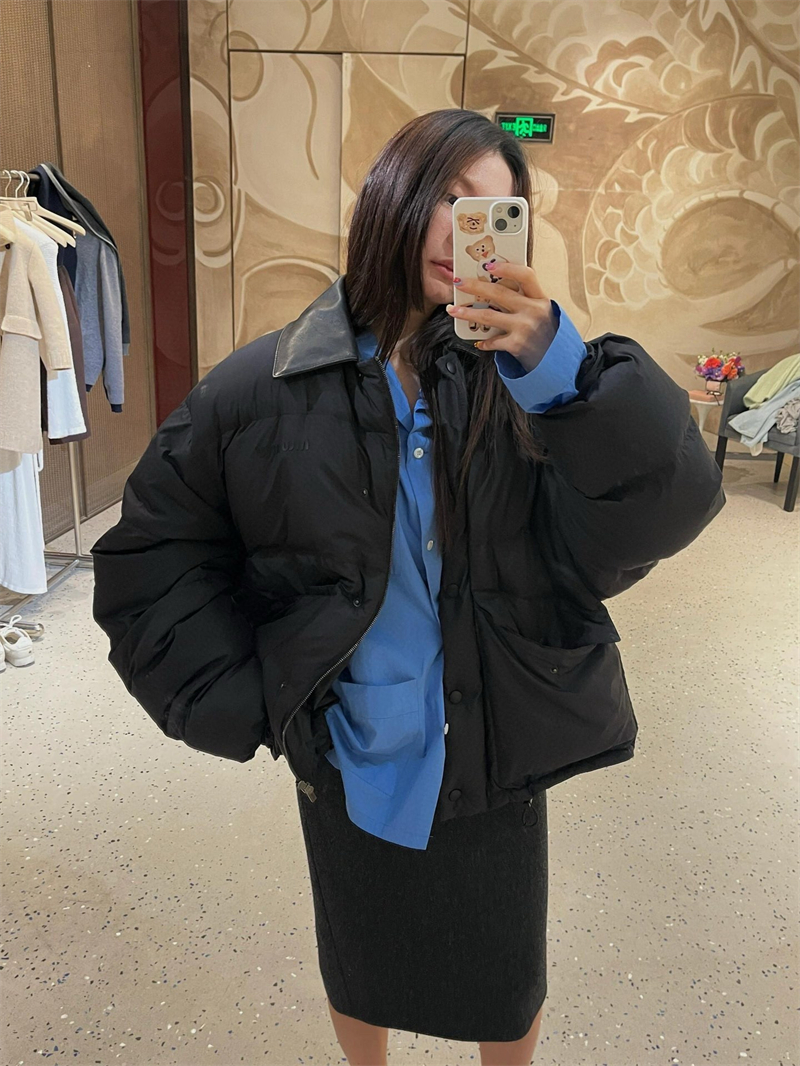 Miu Miu 미우미우 24FW 로고 숏 다운 자켓 레플리카 2번 이미지 - 의류 | 세미샵 레플리카 사이트