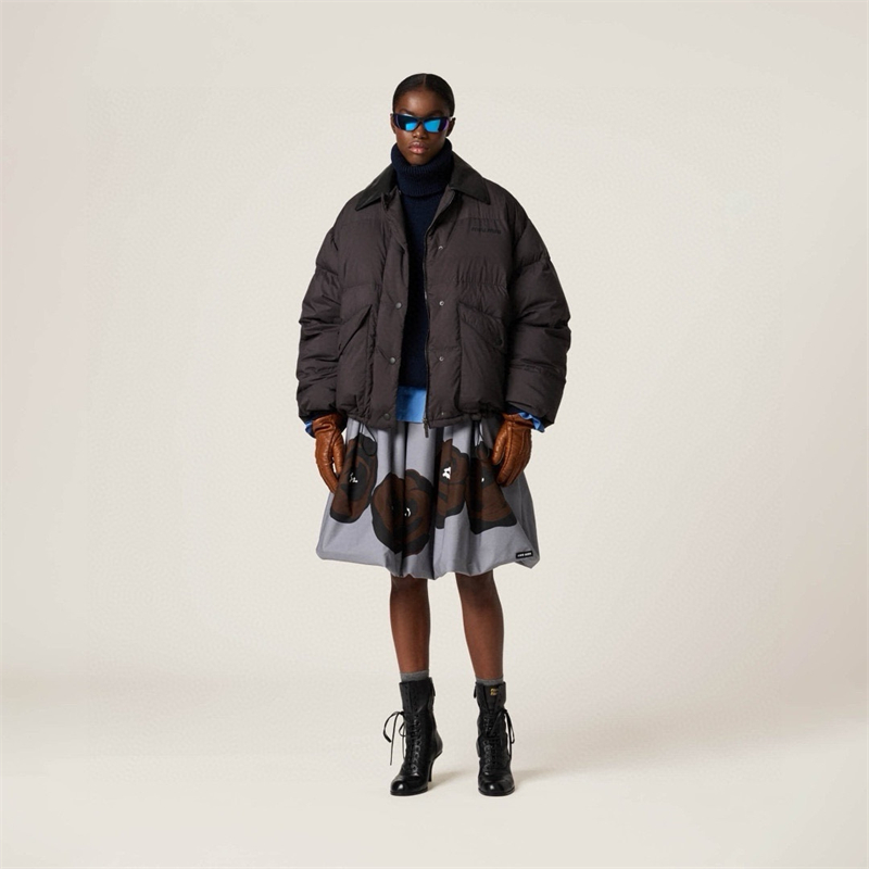 Miu Miu 미우미우 24FW 로고 숏 다운 자켓 레플리카 3번 이미지 - 의류 | 세미샵 레플리카 사이트