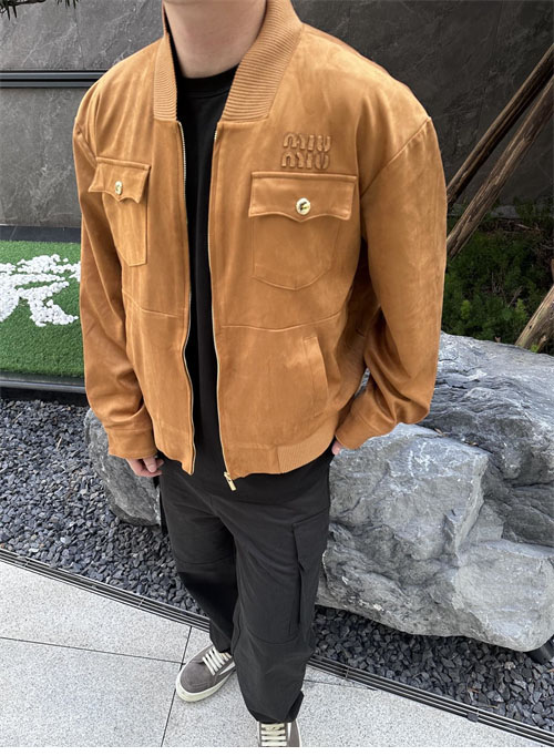 미우미우 24FW 로고 스웨이드 나파 가죽 자켓 (세븐) - 상세 이미지