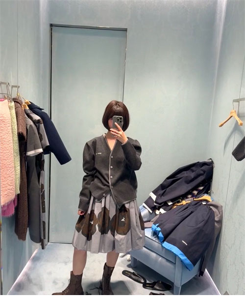 미우미우 24ss 체스트 로고 실크 캐시미어 스웨터 가디건 - 상세 이미지