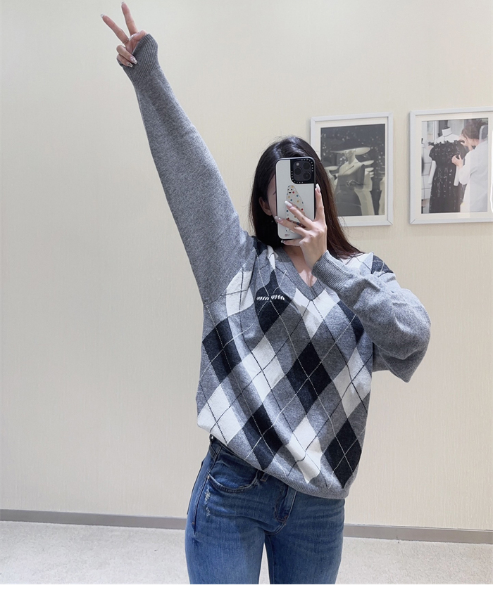 Miu Miu 미우미우 아가일 캐시미어 V넥 니트 스웨터 레플리카 2번 이미지 - 의류 | 세미샵 레플리카 사이트