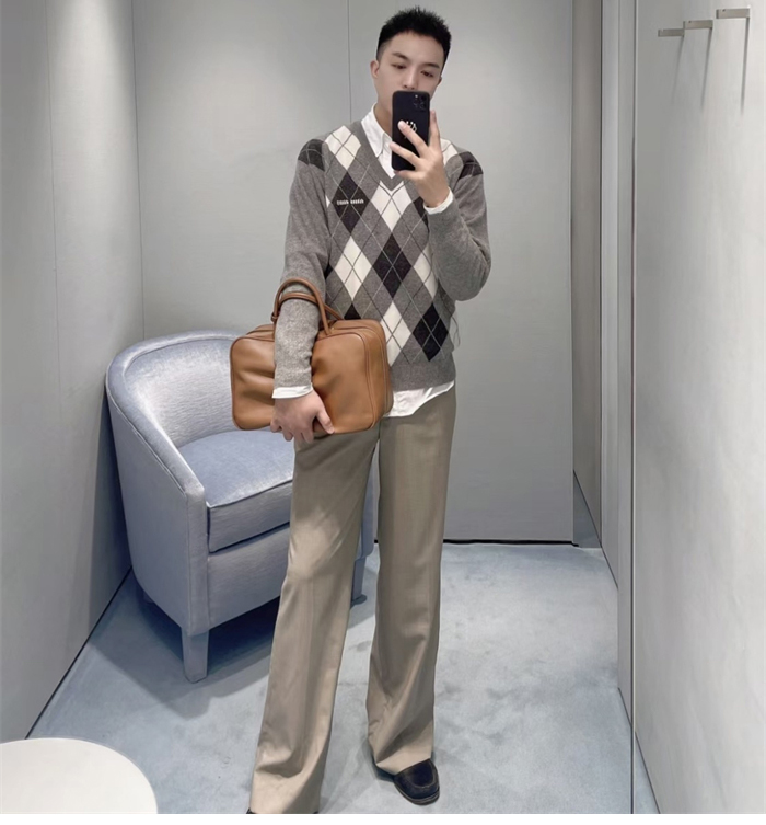 Miu Miu 미우미우 아가일 캐시미어 V넥 니트 스웨터 레플리카 3번 이미지 - 의류 | 세미샵 레플리카 사이트