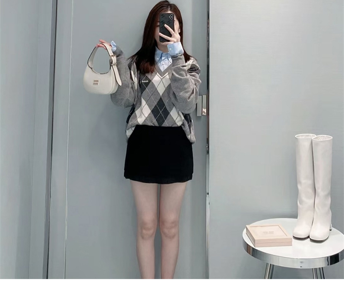 Miu Miu 미우미우 아가일 캐시미어 V넥 니트 스웨터 레플리카 4번 이미지 - 의류 | 세미샵 레플리카 사이트