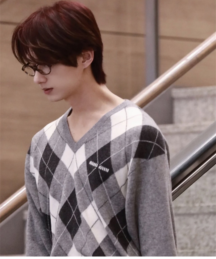 Miu Miu 미우미우 아가일 캐시미어 V넥 니트 스웨터 레플리카 5번 이미지 - 의류 | 세미샵 레플리카 사이트