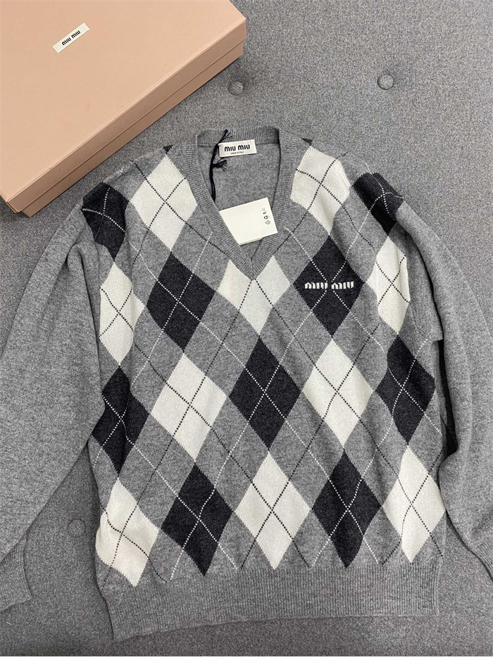 Miu Miu 미우미우 아가일 캐시미어 V넥 니트 스웨터 레플리카 6번 이미지 - 의류 | 세미샵 레플리카 사이트