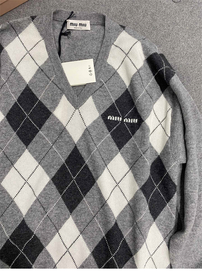 Miu Miu 미우미우 아가일 캐시미어 V넥 니트 스웨터 레플리카 8번 이미지 - 의류 | 세미샵 레플리카 사이트