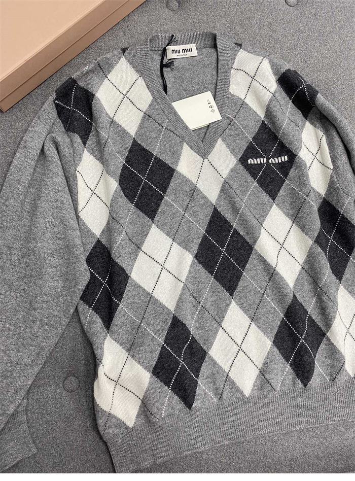 Miu Miu 미우미우 아가일 캐시미어 V넥 니트 스웨터 레플리카 10번 이미지 - 의류 | 세미샵 레플리카 사이트