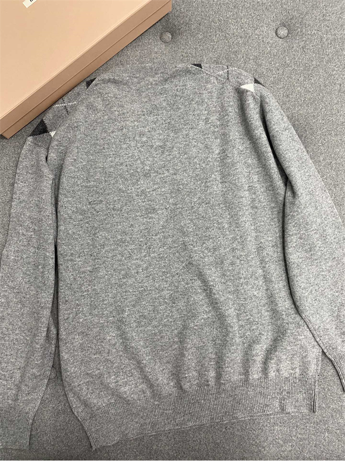 Miu Miu 미우미우 아가일 캐시미어 V넥 니트 스웨터 레플리카 14번 이미지 - 의류 | 세미샵 레플리카 사이트