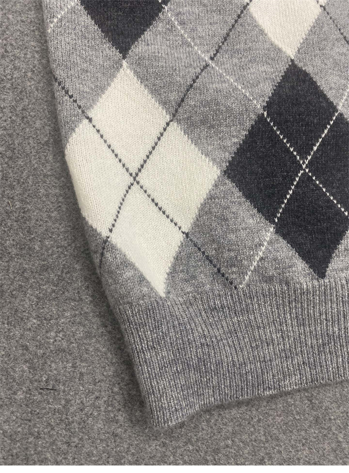 Miu Miu 미우미우 아가일 캐시미어 V넥 니트 스웨터 레플리카 17번 이미지 - 의류 | 세미샵 레플리카 사이트