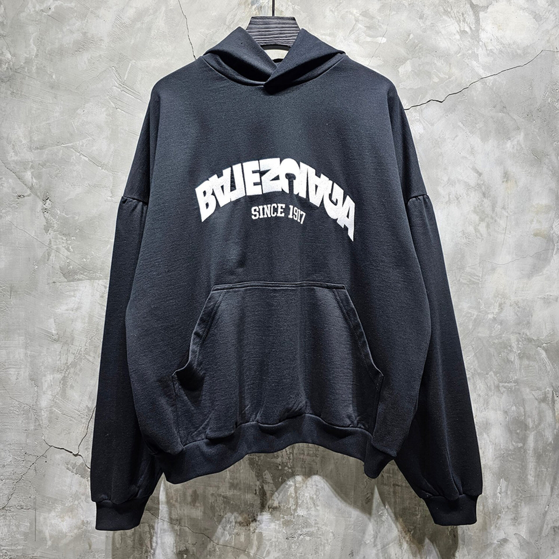 발렌시아가 23FW 백 플립 라운드 후드 티셔츠 블랙