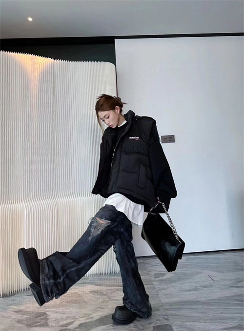 발렌시아가 24SS 웨이브로고 푸퍼 패딩 베스트 - 상세 이미지
