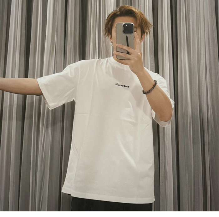 발렌시아가 엠브로이더드 로고 반팔 티셔츠（세븐） - 상세 이미지