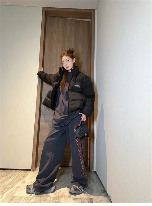 Balenciaga 발렌시아가 웨이브로고 C-쉐입 패딩 자켓 레플리카 14번 이미지 - 의류 | 세미샵 레플리카 사이트