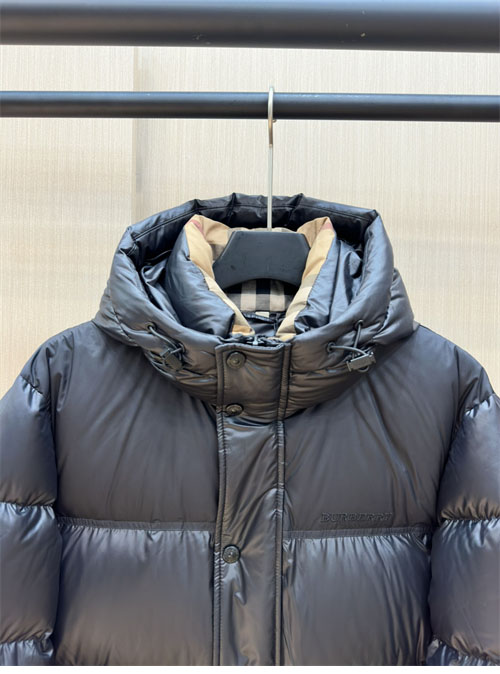 Burberry 버버리 24FW 로고 패치 숏 패딩 다운 자켓 레플리카 5번 이미지 - 의류 | 세미샵 레플리카 사이트